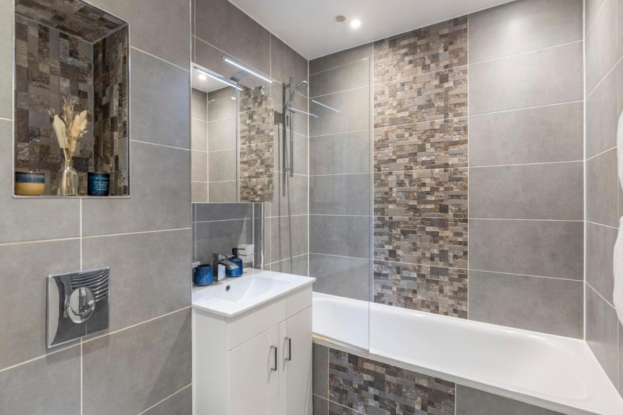 Modern Flat In Central Golders Green Лондон Екстериор снимка
